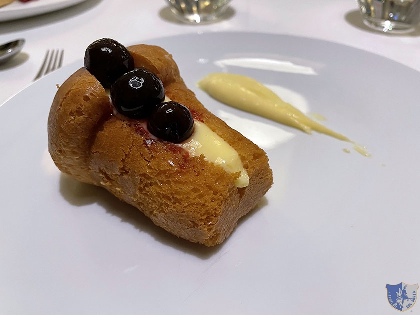 Babà con crema crema pasticcera e amarene Fabbri