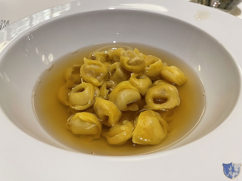 Tortellini al mignolo in doppio brodo di cappone