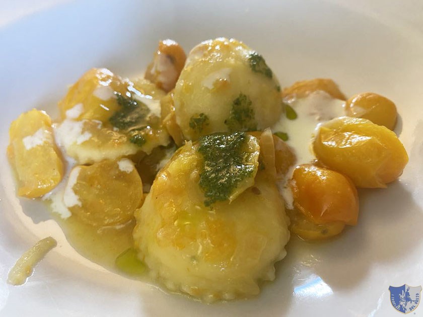 Ravioli di ricotta di Carmasciano con pomodorini gialli e pesto di basilico