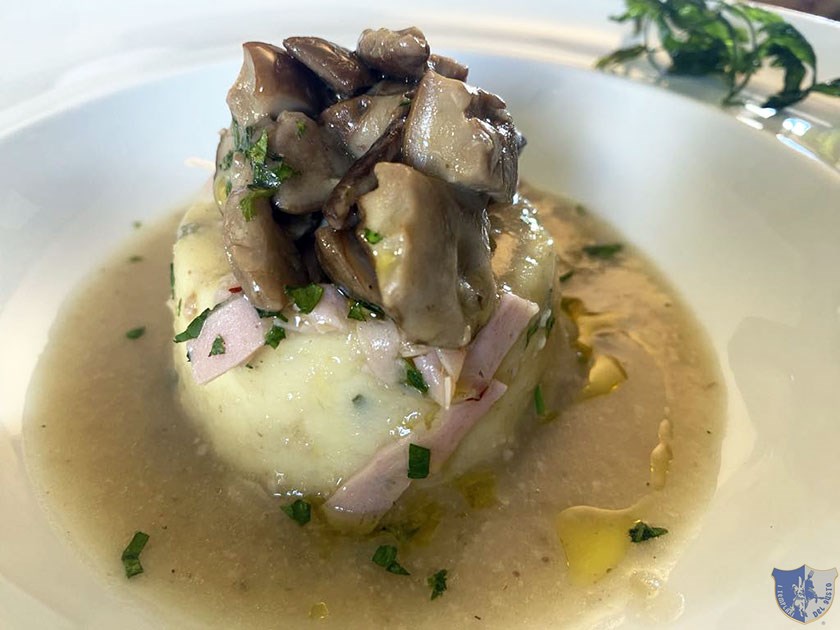 Sformato di patate di montagna con crema di patate funghi porcini e mortadella classica