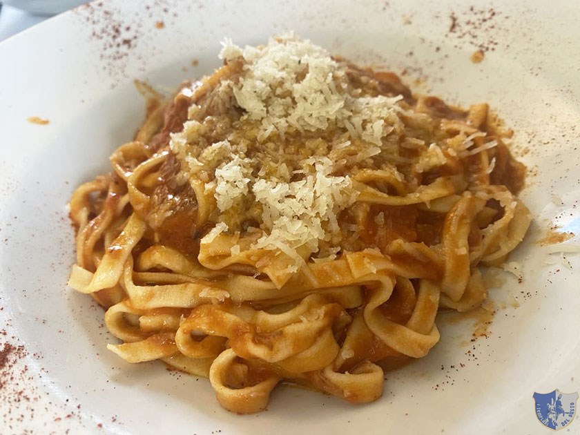 Tagliatelle alluovo tirate a mano con ragù di agnello e Carmasciano