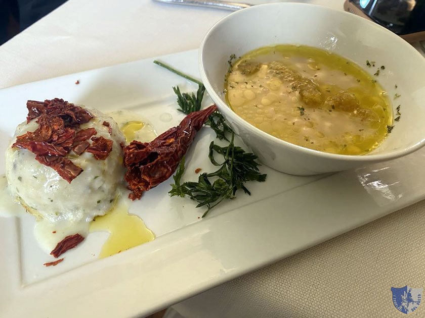 Timballino di pancotto e baccalà con zuppetta di fagioli quarantini origano peperone crusco e crostini di pane