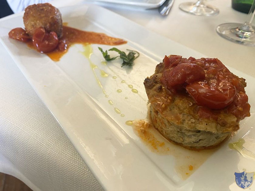 Tortino di melanzane e polpette di melanzane con pomodorini rossi