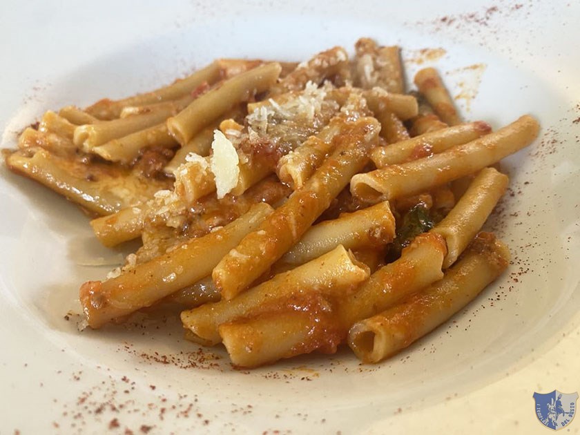 Ziti spezzati con il ragù di salsiccia secca di loro produzione e scaglie di pecorino Carmasciano