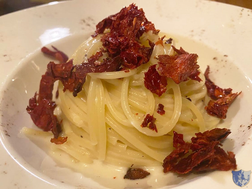 Spaghetti cacio e peperoni cruschi