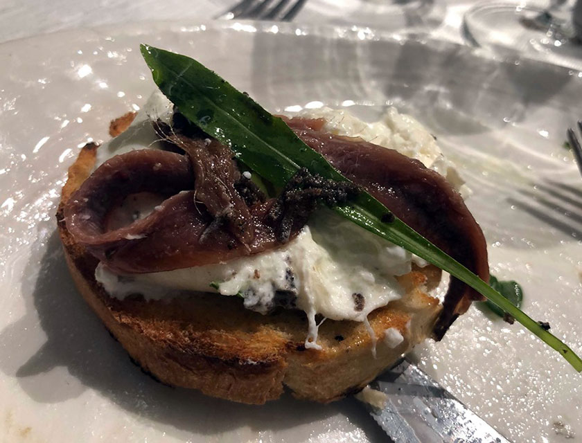 Crostino con burrata e acciughe