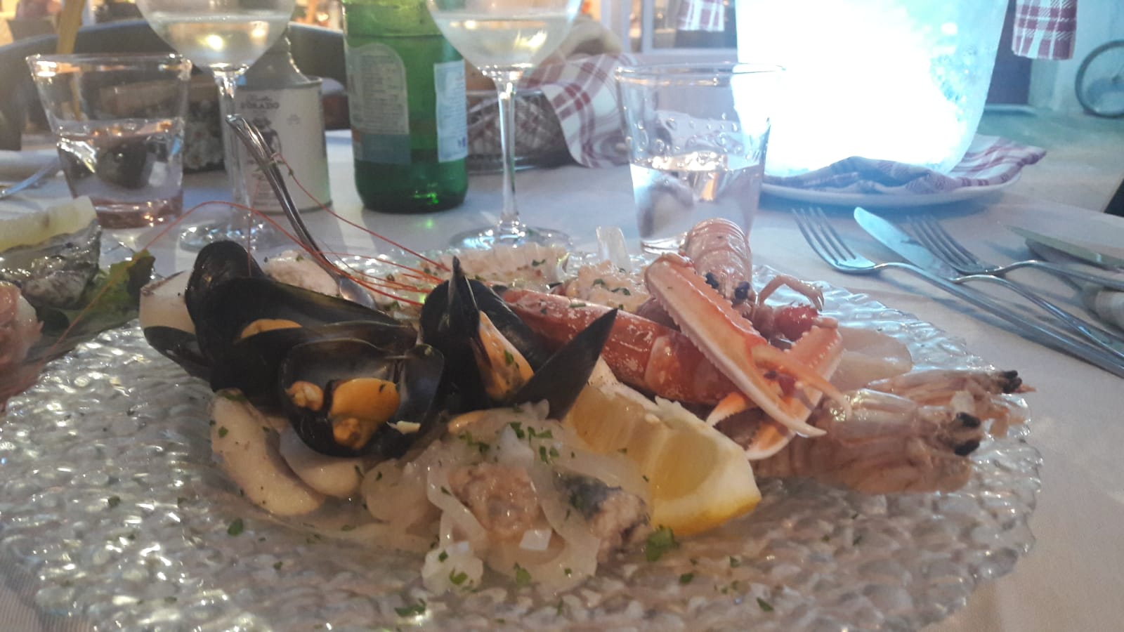 Fantasia di cicchetti con crostacei e molluschi caldi