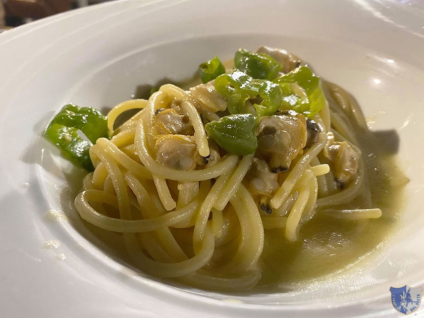 Spaghettoni con vongole e friggitelli