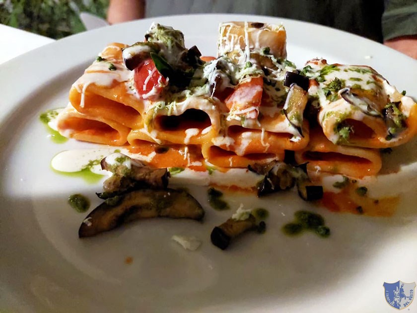 Paccheri con pomodoro melanzane salsa di provola pesto e cacioricotta