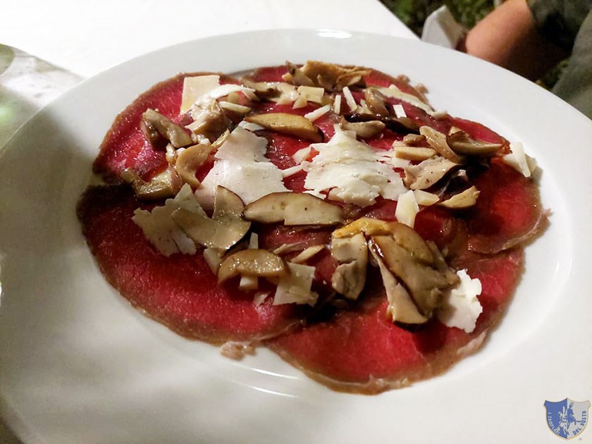 Purè di patate carpaccio di vitello pecorino e tartufo estivo