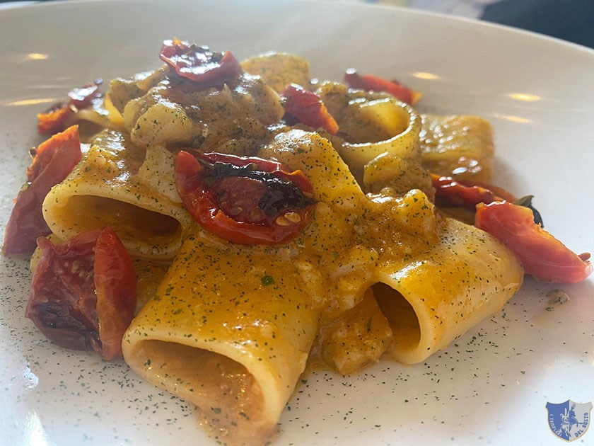 Mezzi paccheri con pomodorino del piennolo e scorfano