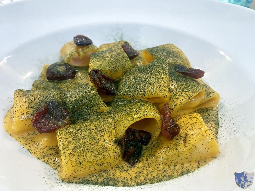 Paccheri con pomodori gialli e rossi caciocavallo limone polvere di basilico