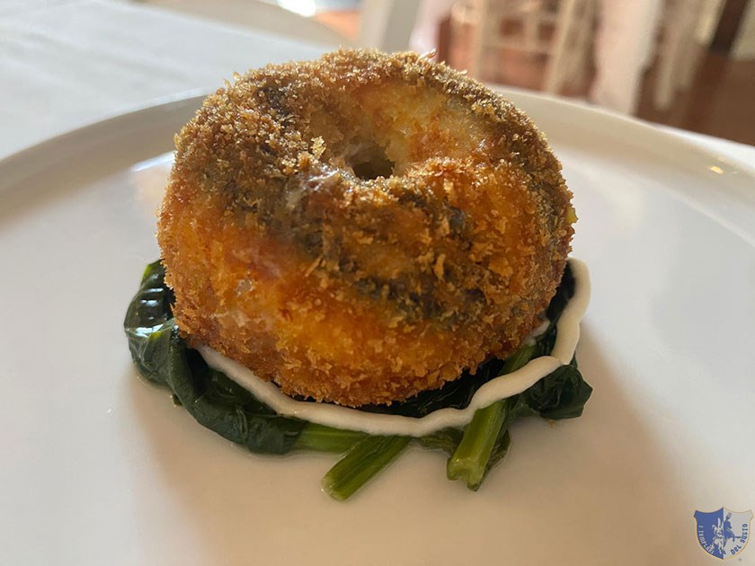 Tortino di patate con alici spinaci e salsa al burro e limone