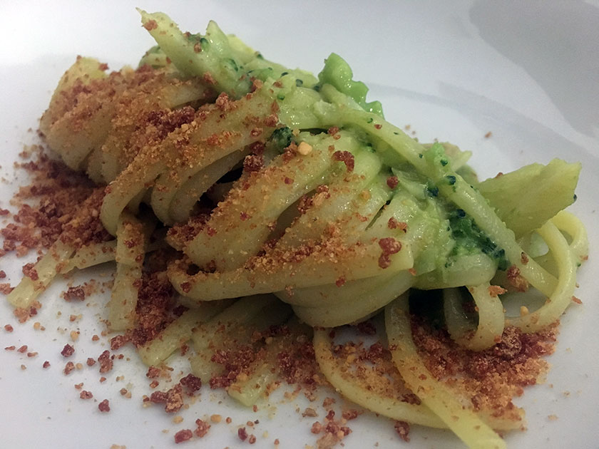 Linguine con aglio olio peperoncino stoccafisso broccoli baresi e pane croccante al pomodoro