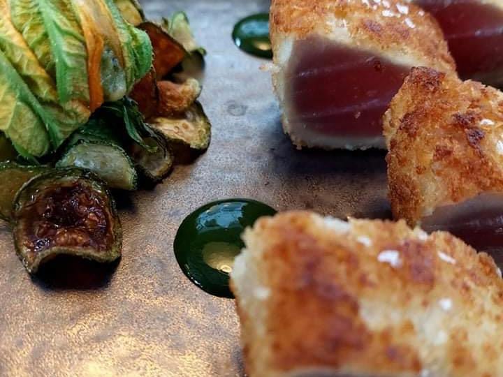 Filetto di tonno zucchine fiori e salsa alla menta