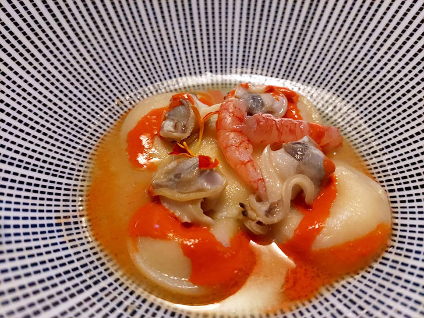 Ravioli con tartufi di mare basilico e crudo di gamberi