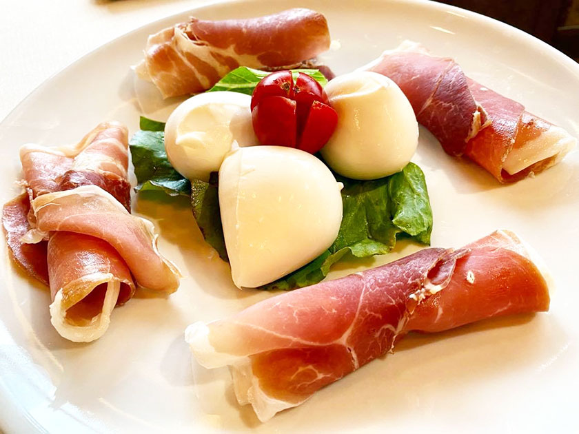 Mozzarelline di bufala e prosciutto sannita