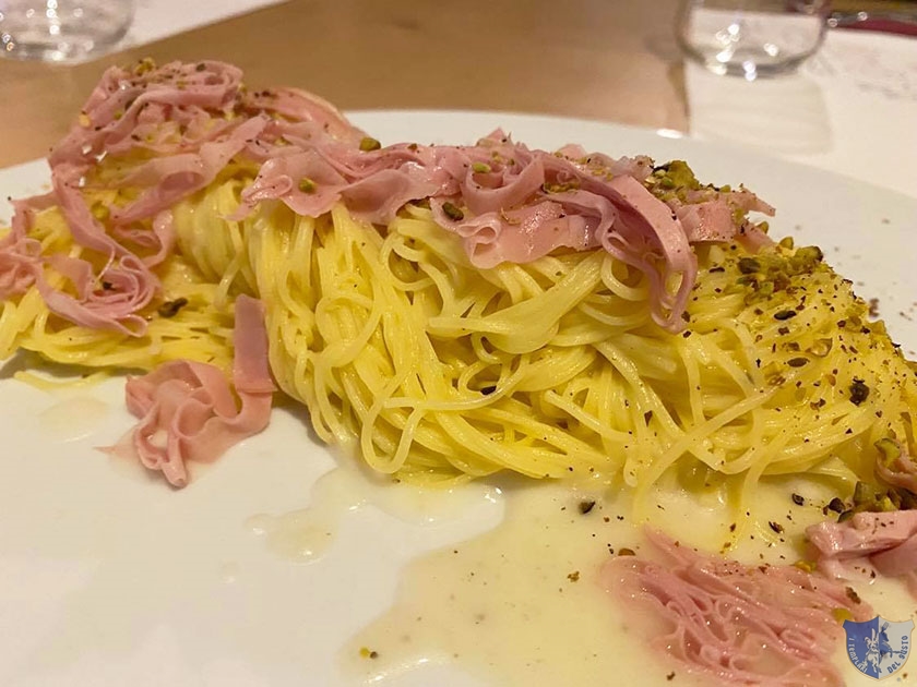 Tagliolini caciocavallo e pepe con mortadella