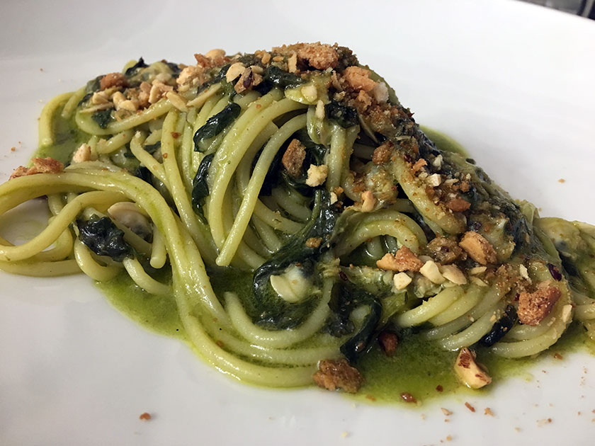 Spaghetti con crema di friarielli lupini e tarallo napoletano