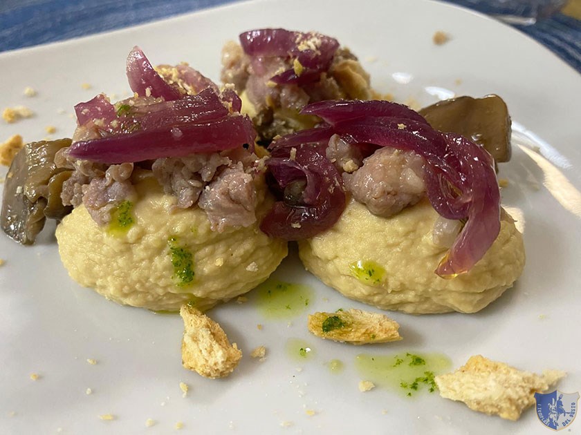 Hummus di ceci con salsiccia del Sannio e cipolle caramellate