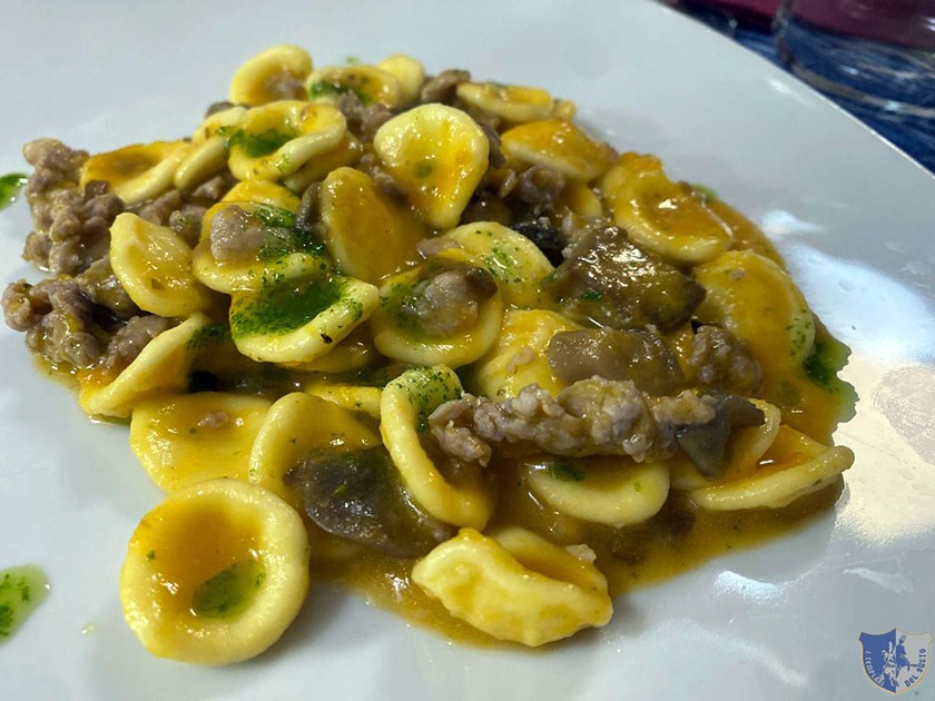 Orecchiette con zucca salsiccia sannita e funghi