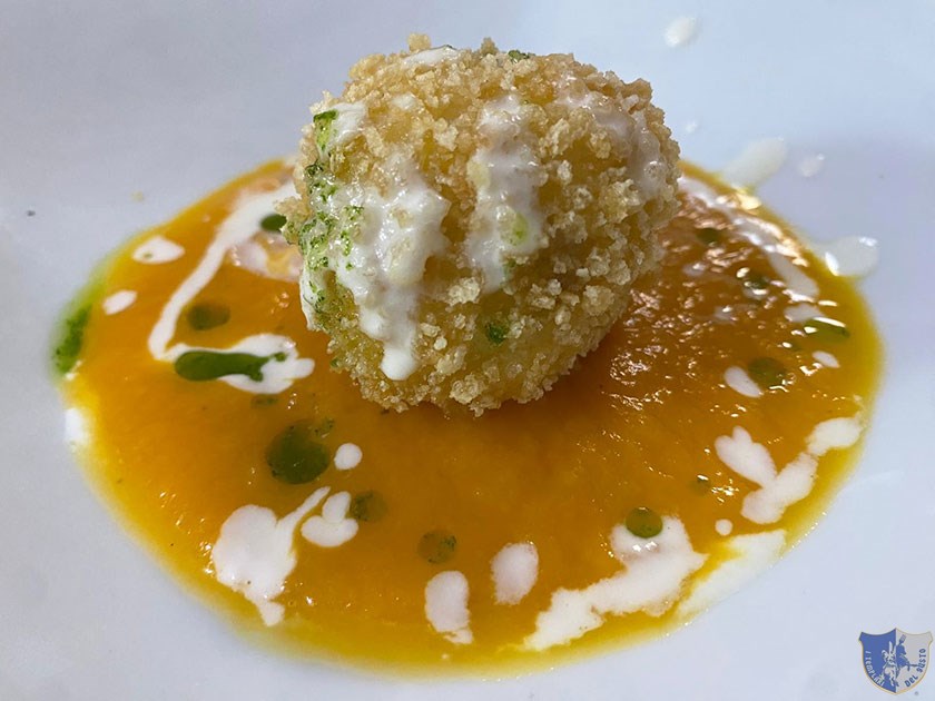 Sfera di baccalà mantecato su crema di zucca