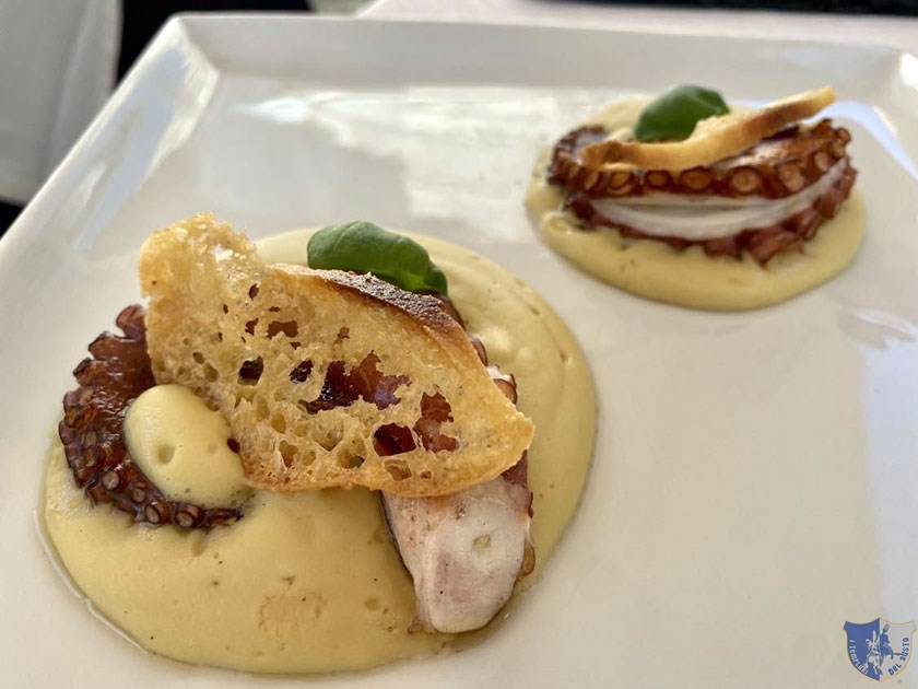 Polpo in crema di favette e crostini di pane