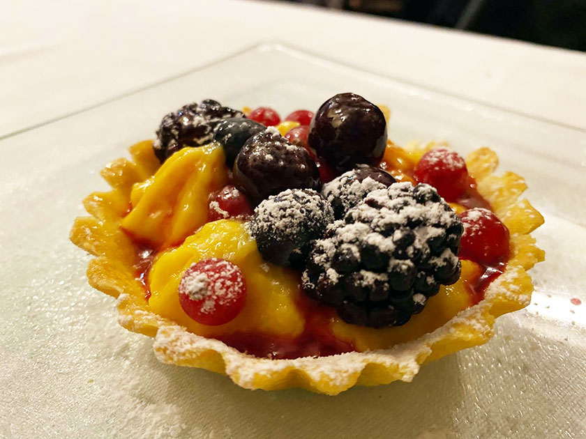 Crostata con crema pasticcera e frutti di bosco