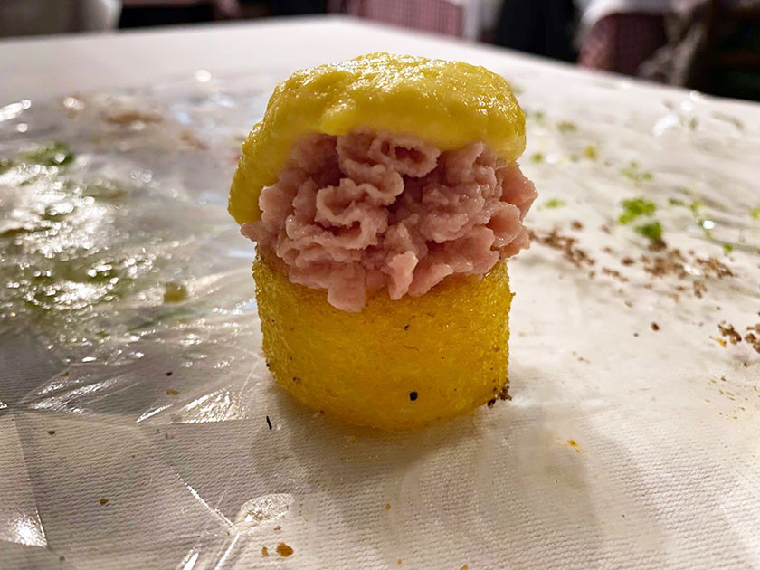 Polenta fritta con mousse di mortadella e fonduta di provolone