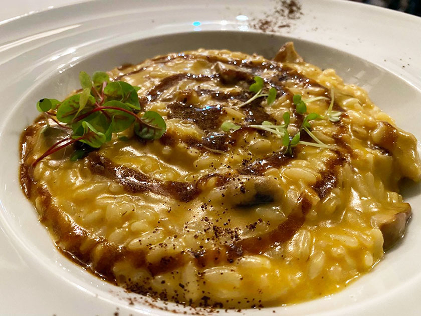 Risotto con vellutata di zucca porcini e riduzione e polvere di caffè