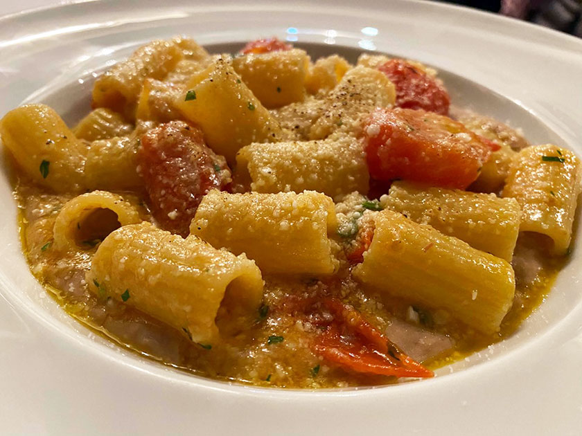 Tubettoni lardiati su crema di fagioli borlotti e pecorino bruciato