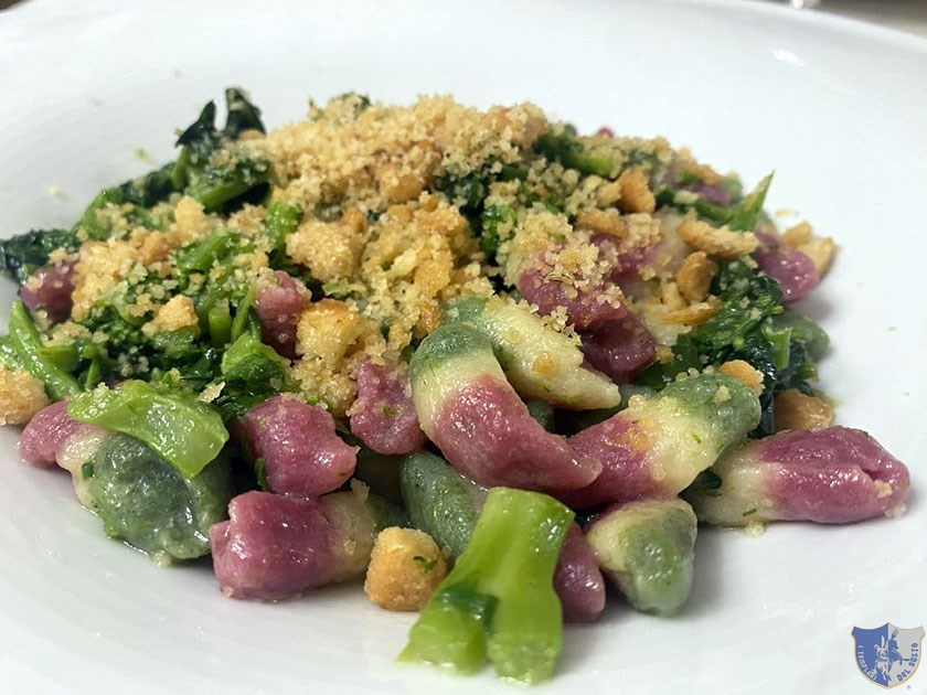 Gnocchi tricolori con cime di rapa e tarallo sbriciolato