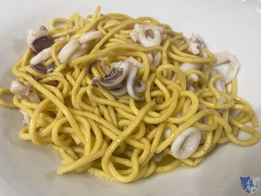 Tagliolini con calamari marinati alla salvia e zucca