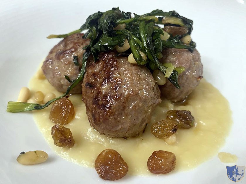 Zuppetta di fave con polpette di manzo cicoria uvetta e pinoli
