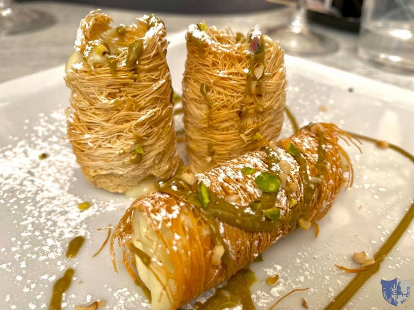 Cannolo di pasta kataifi con crema e granella di pistacchio