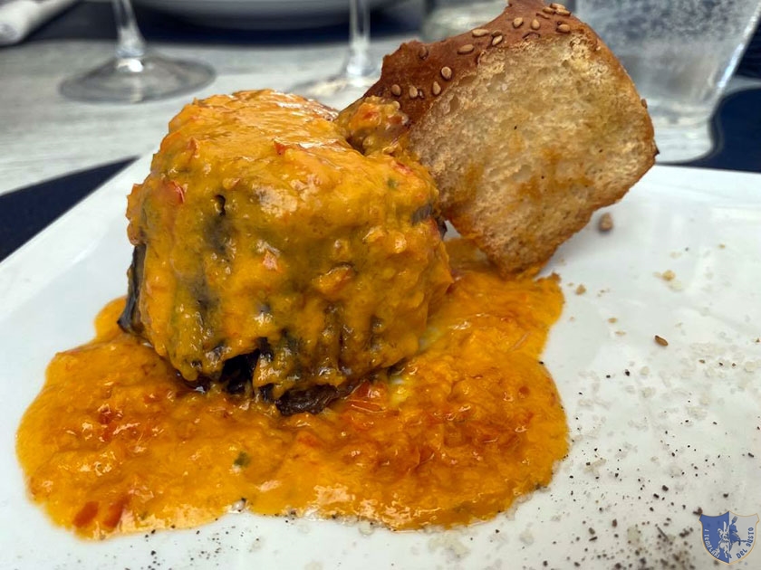 Parmigiana di melanzana ripiena di ricciola