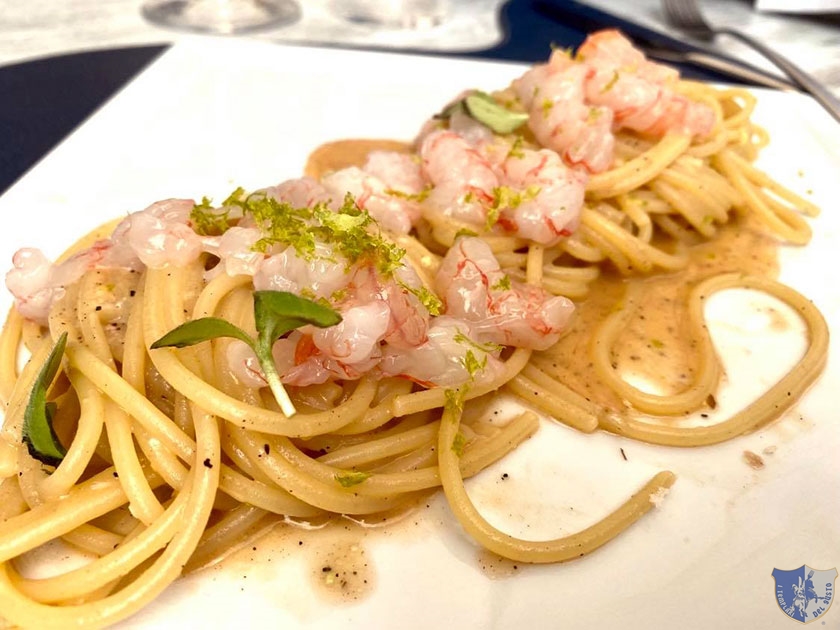 Spaghetti cacio e pepe con tartare di gamberi e zeste di limone