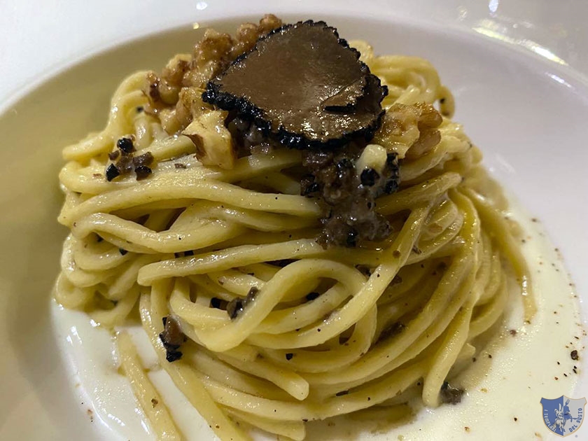 Tagliolini alla manteca e tartufo con fonduta di caciocavallo e noci