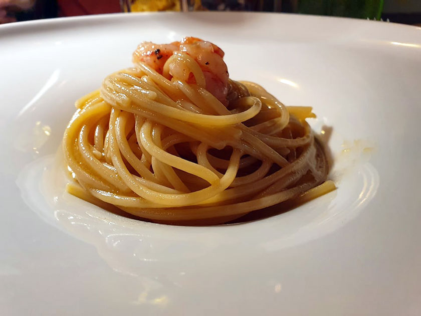 Spaghetti aglio olio peperoncino umami di mare tartare di gambero rosso