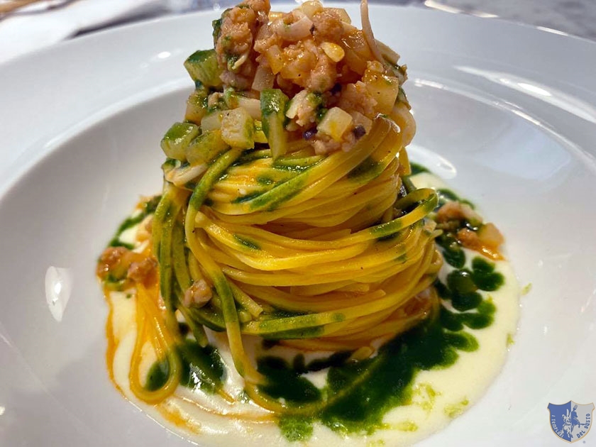 Tagliolini ai 30 rossi con ragù bianco di totani e patate succo di prezzemolo acqua di provola e limone candito