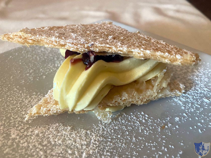 Millefoglie con crema chantilly e amarene della pasticceria Il Sorriso di Loretta Fatica