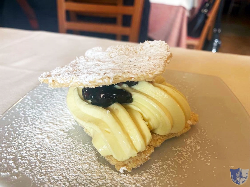 Millefoglie con crema chantilly e amarene della Pasticceria Il Sorriso di Oratino