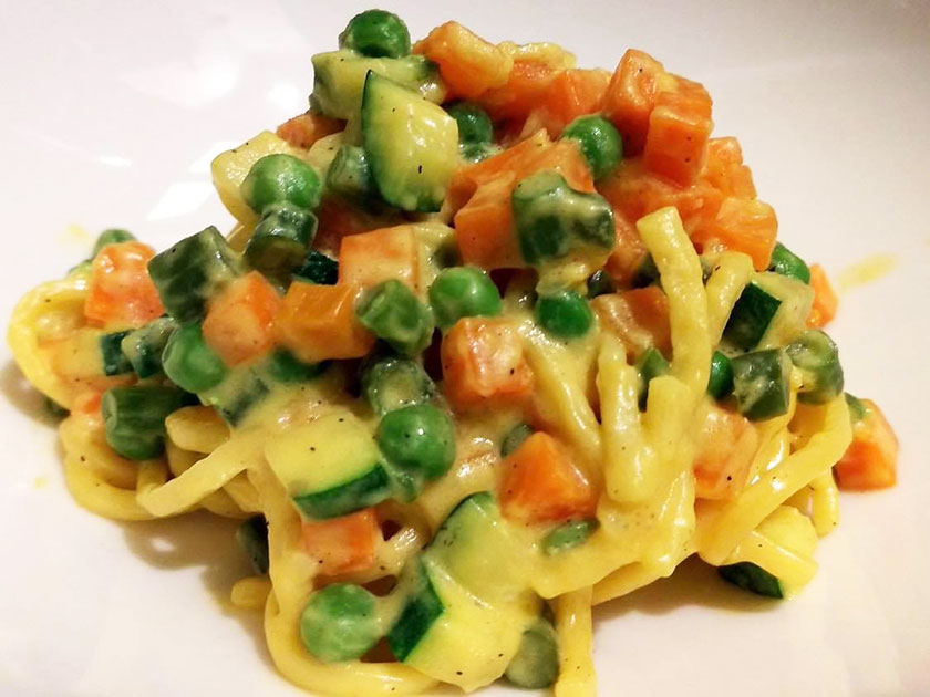 Spaghetti alla chitarra con carbonara di verdure