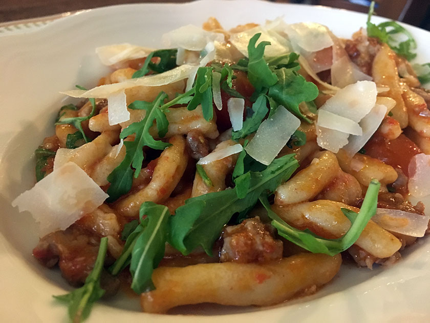 Cicatielli con pomodorini salsiccia e rucola