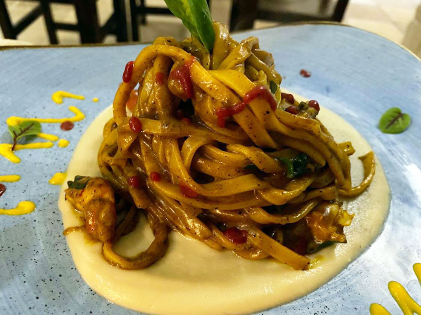 Tagliolini con bisque di crostacei mousse di melanzana bruciata e purea di fave secche