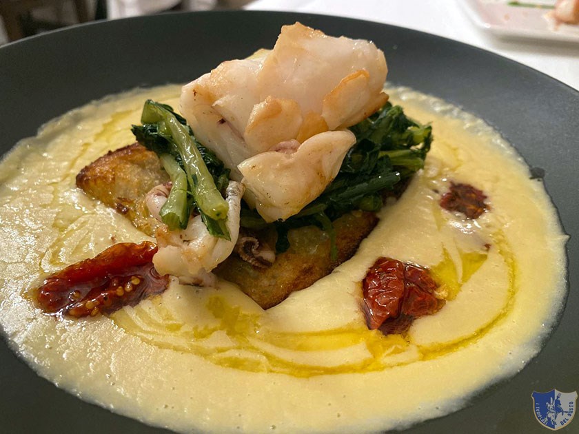 Pancotto con crema di fave calamaro alla griglia e crostone di pane