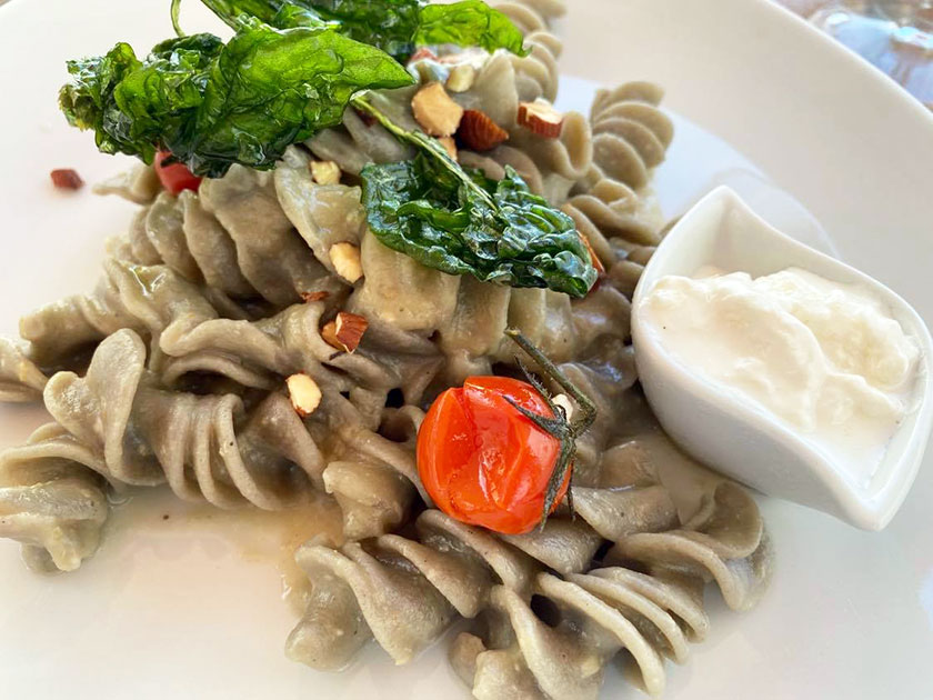 Fusilloni di grano arso con melanzane affumicate stracciatella e mandorle