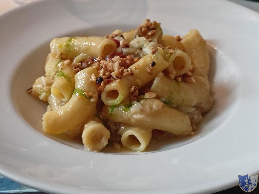 Maccheroncini con baccalà pomodorini semi dry e nocciole di Avella