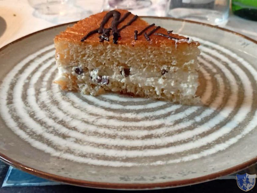 Torta babà con ricotta e scaglie di cioccolato