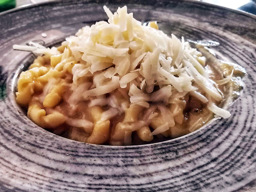 Fusilli con cipolla ramata di Montoro e caciocavallo di Calitri